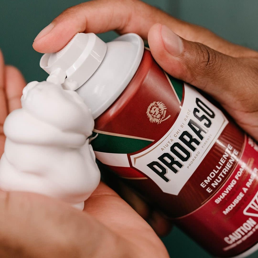 Mousse à raser "Moisturising and nourishing" à l'huile de bois de santal et au beurre de karité - Pour les barbes fortes