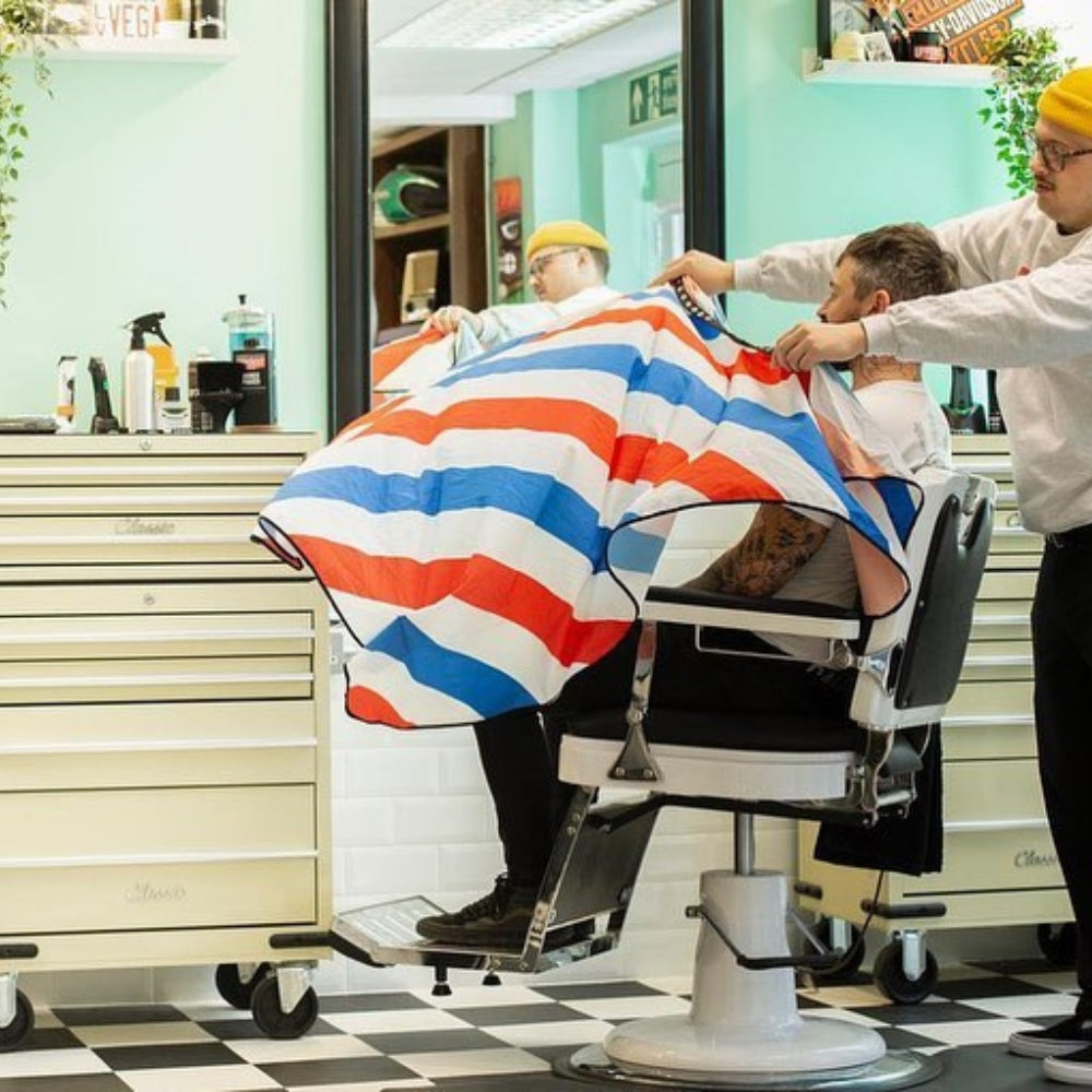 Cape Gang - Cape de barbier "Barber Pole" col en lycra extensible et fermetures à boutons-pression (140cm/55" x 160cm/63") - Bleu, blanc et rouge