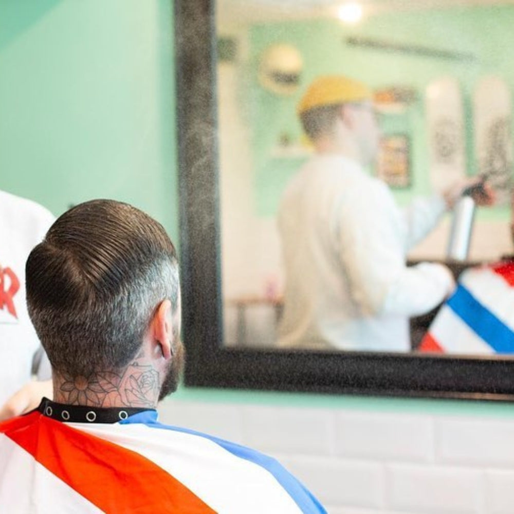 Cape Gang - Cape de barbier "Barber Pole" col en lycra extensible et fermetures à boutons-pression (140cm/55" x 160cm/63") - Bleu, blanc et rouge