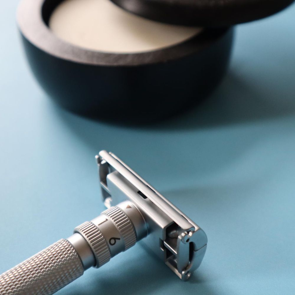 Savon à raser dans un bol en bois noir - Barbershop Scent (113g/4.0oz)