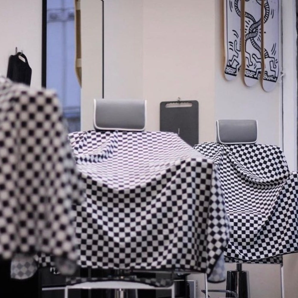Cape de barbier "Checkerboard" col en lycra extensible et fermetures à boutons-pression (140cm/55" x 160cm/63") - Noir et Blanc