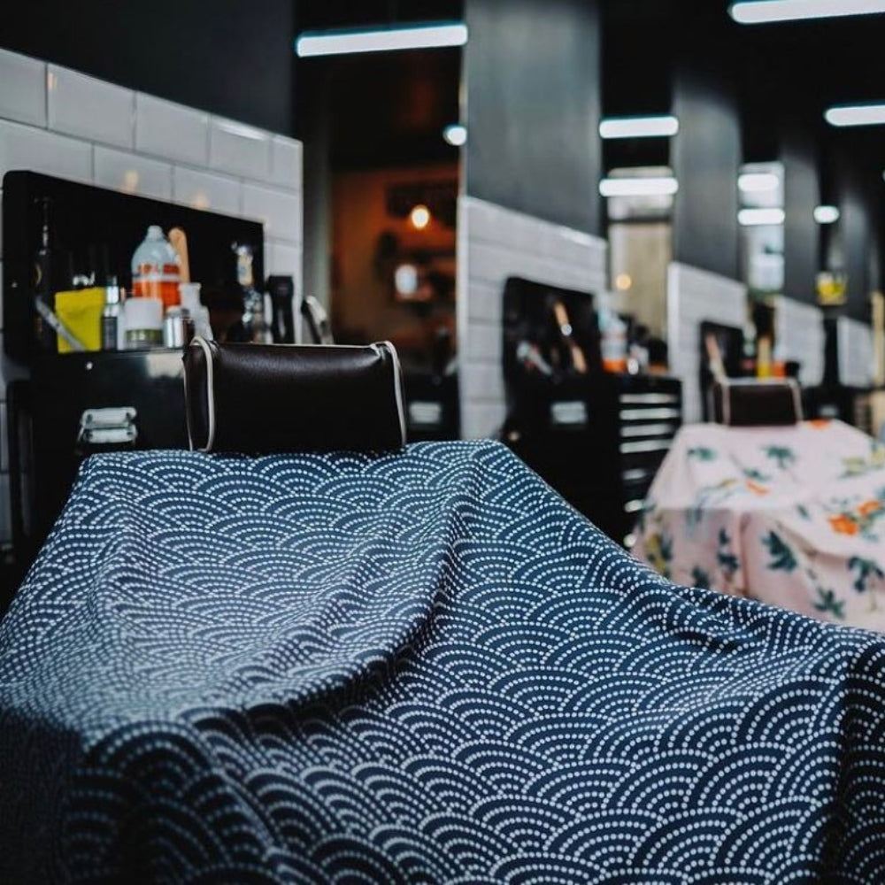 Cape Gang - Cape de barbier "Asian Waves" col en lycra extensible et fermetures à boutons-pression (140cm/55" x 160cm/63") - Gris et Blanc