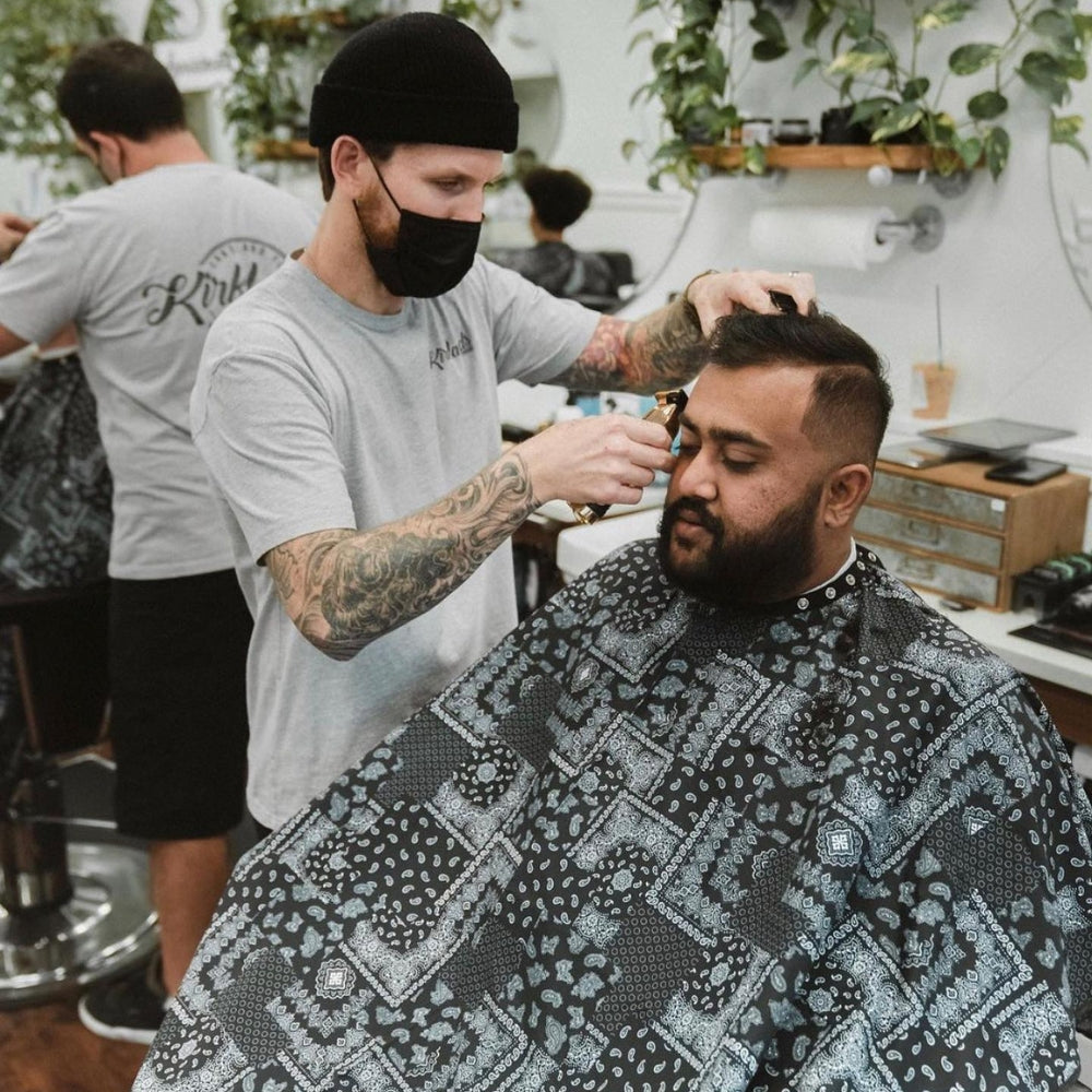 Cape de barbier "Patch BLK" col en lycra extensible et fermetures à boutons-pression (140cm/55" x 160cm/63") - Noir