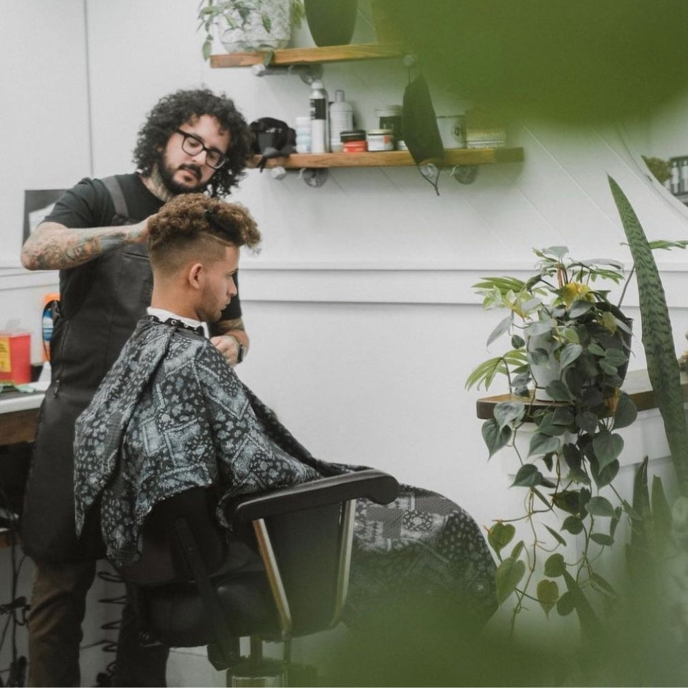 Cape de barbier "Patch BLK" col en lycra extensible et fermetures à boutons-pression (140cm/55" x 160cm/63") - Noir