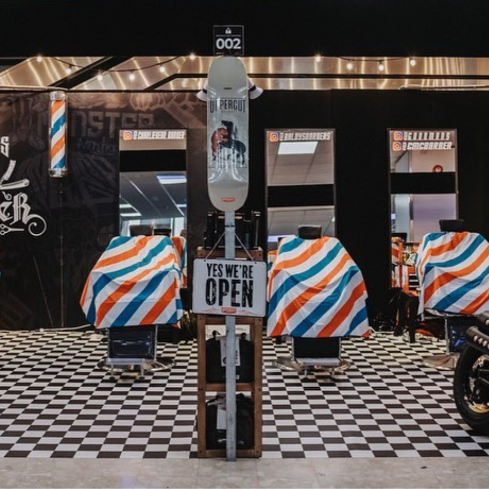 Cape Gang - Cape de barbier "Barber Pole" col en lycra extensible et fermetures à boutons-pression (140cm/55" x 160cm/63") - Bleu, blanc et rouge