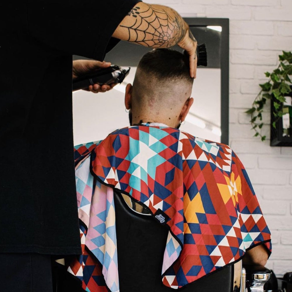 Cape Gang - Cape de barbier "Aztec" col en lycra extensible et fermetures à boutons-pression (140cm/55" x 160cm/63") - Rouge