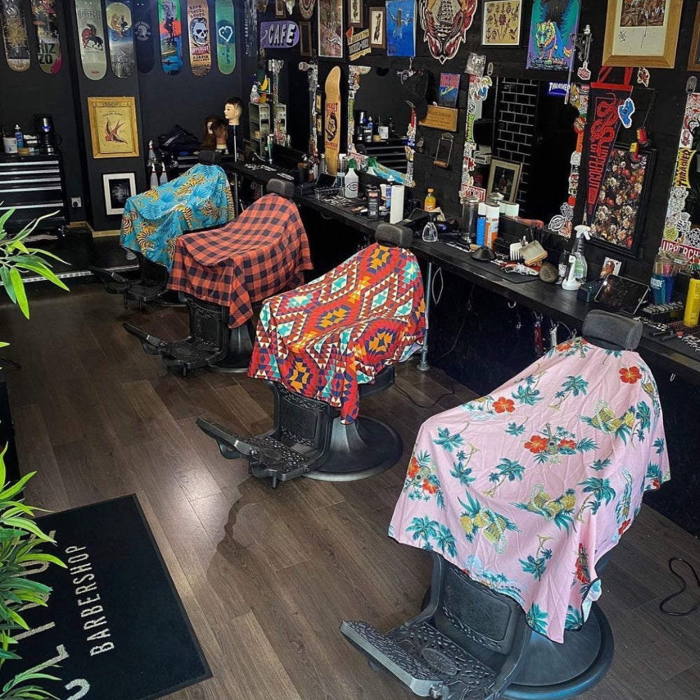 Cape de barbier "Lumber" col en lycra extensible et fermetures à boutons-pression (140cm/55" x 160cm/63") - Noir et rouge