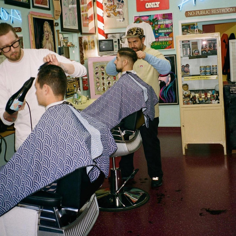 Cape Gang - Cape de barbier "Asian Waves" col en lycra extensible et fermetures à boutons-pression (140cm/55" x 160cm/63") - Gris et Blanc