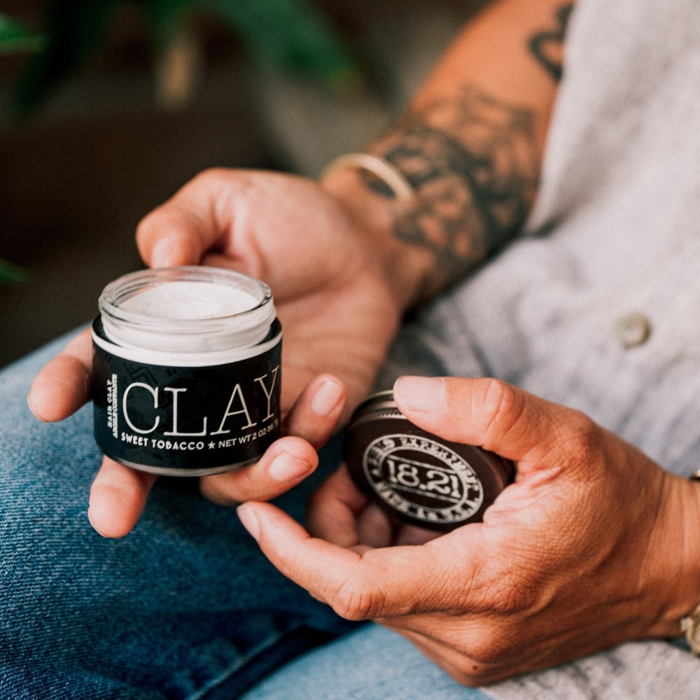 Argile coiffante "Sweet Tobacco Hair Clay" - Tenue moyenne, sans brillance (56.7g/2.0oz)