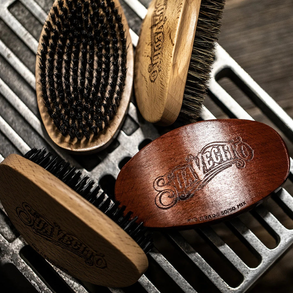 Brosse à barbe en poils synthétique "Beard Brush" résistance moyenne - Bois de cerisier
