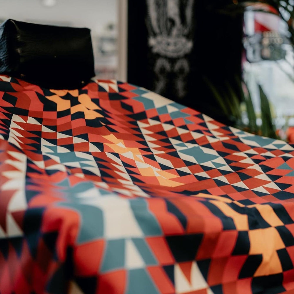 Cape Gang - Cape de barbier "Aztec" col en lycra extensible et fermetures à boutons-pression (140cm/55" x 160cm/63") - Rouge