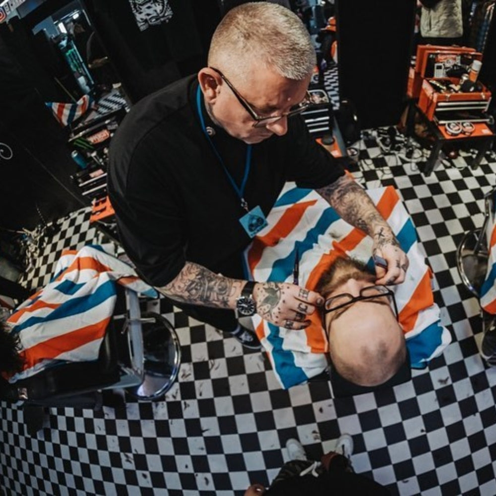 Cape Gang - Cape de barbier "Barber Pole" col en lycra extensible et fermetures à boutons-pression (140cm/55" x 160cm/63") - Bleu, blanc et rouge