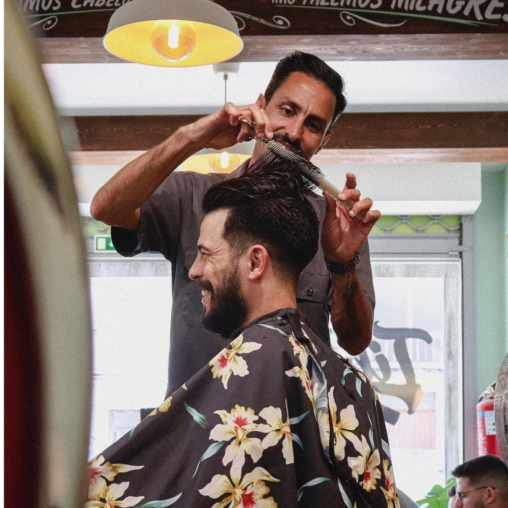 Cape Gang - Cape de barbier "Hawaii BLK" col en lycra extensible et fermetures à boutons-pression (140cm/55" x 160cm/63") - Noir