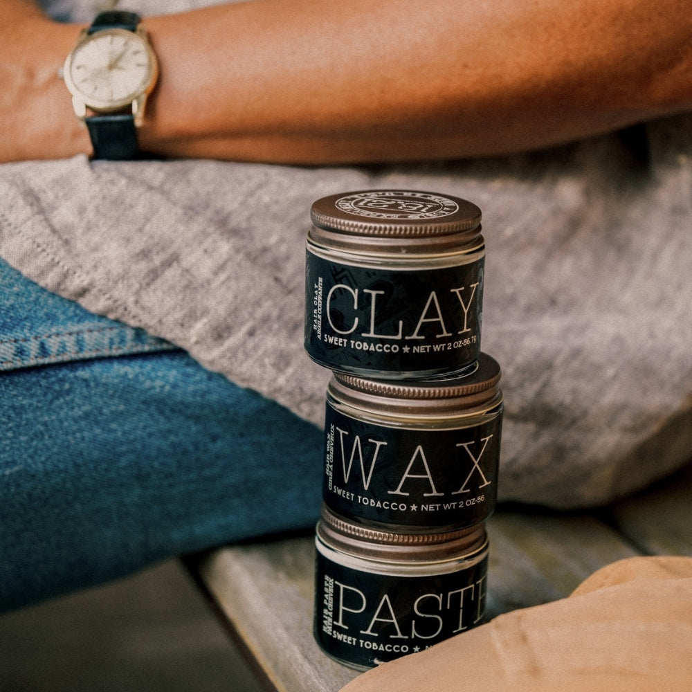 Argile coiffante "Sweet Tobacco Hair Clay" - Tenue moyenne, sans brillance (56.7g/2.0oz)