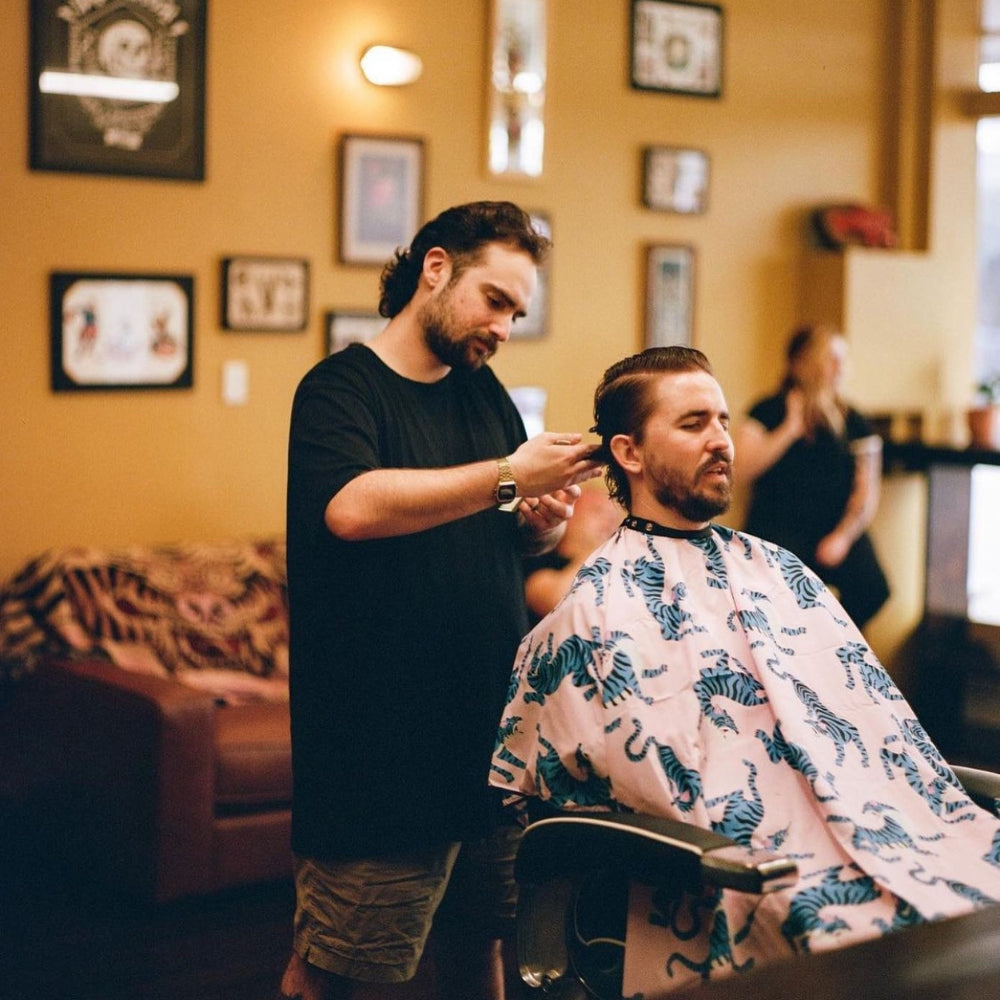 Cape Gang - Cape de barbier "Tiger Blues" col en lycra extensible et fermetures à boutons-pression (140cm/55" x 160cm/63") - Rose et Bleu