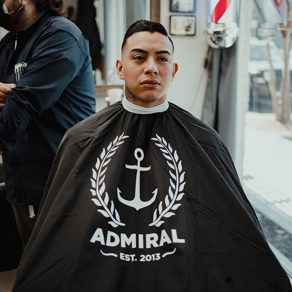 Cape de barbier "Amiral Pomade" cou élastique et crochet (140cm/55" x 160cm/63") - Noir