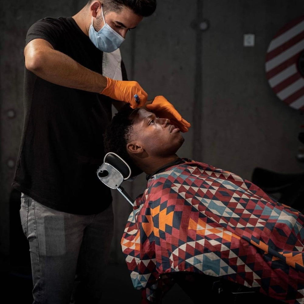 Cape Gang - Cape de barbier "Aztec" col en lycra extensible et fermetures à boutons-pression (140cm/55" x 160cm/63") - Rouge