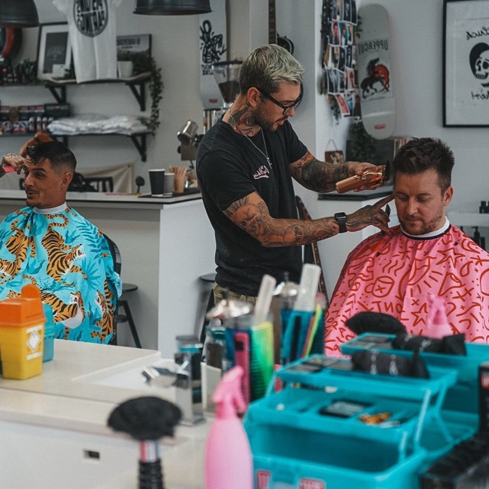 Cape Gang - Cape de barbier "Pink Prison Style" col en lycra extensible et fermetures à boutons-pression (140cm/55" x 160cm/63") - Vert