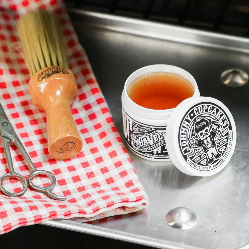 Suavecito X Johnny Cupcakes - Pommade "Original Hold" Édition "Vanilla Cupcake Scent" - Tenue et brillance moyenne (113ml/4.0oz)