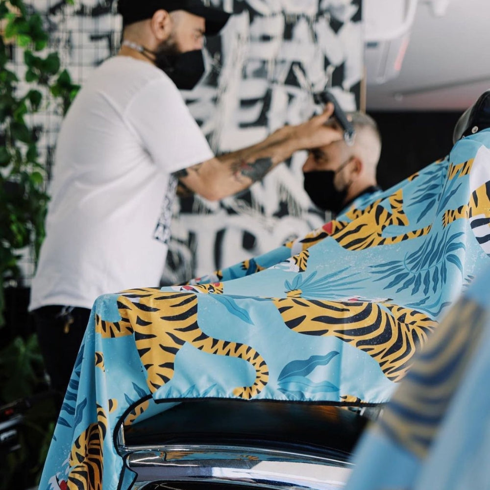 Cape Gang - Cape de barbier "Tiger Leaf" col en lycra extensible et fermetures à boutons-pression (140cm/55" x 160cm/63") - Bleu