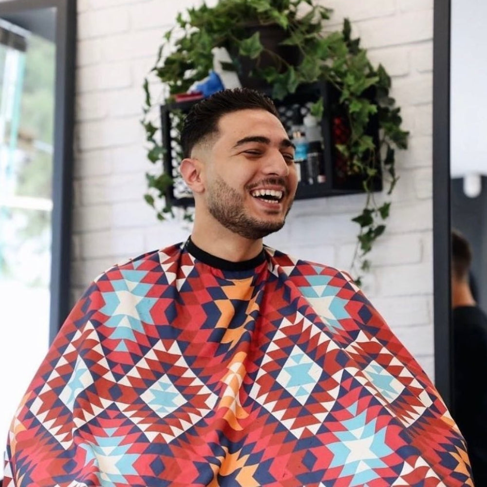 Cape Gang - Cape de barbier "Aztec" col en lycra extensible et fermetures à boutons-pression (140cm/55" x 160cm/63") - Rouge