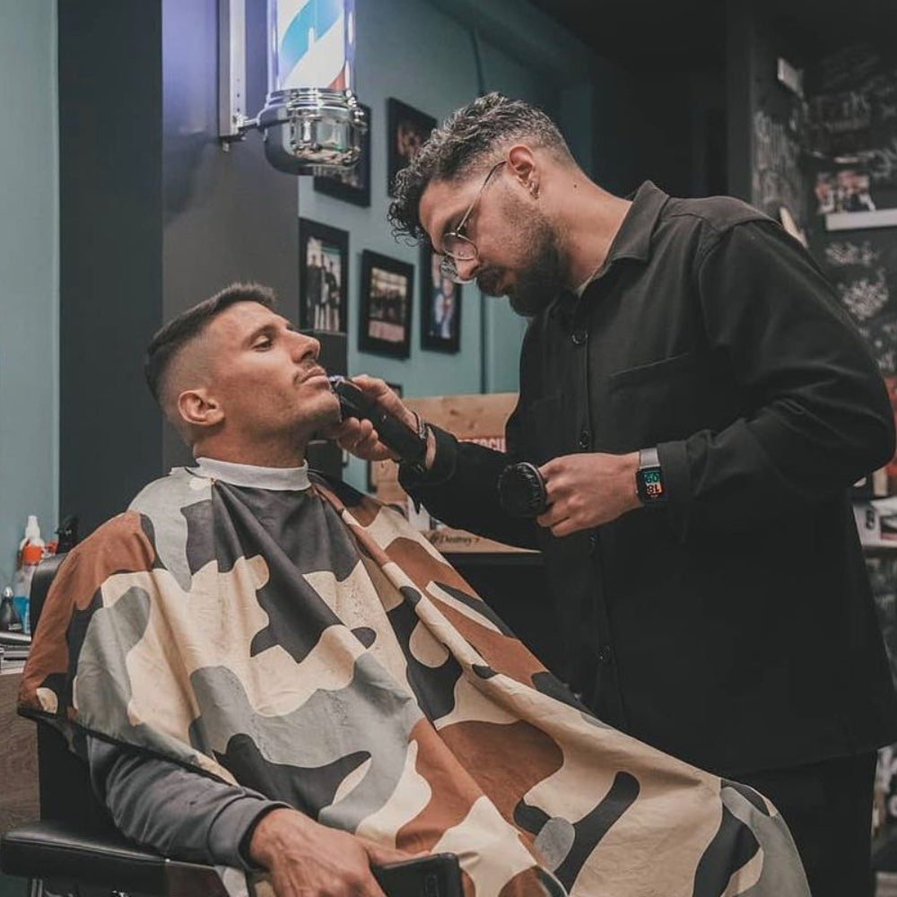 Cape de barbier "Camo" col en lycra extensible et fermetures à boutons-pression (140cm/55" x 160cm/63") - Noir et Beige