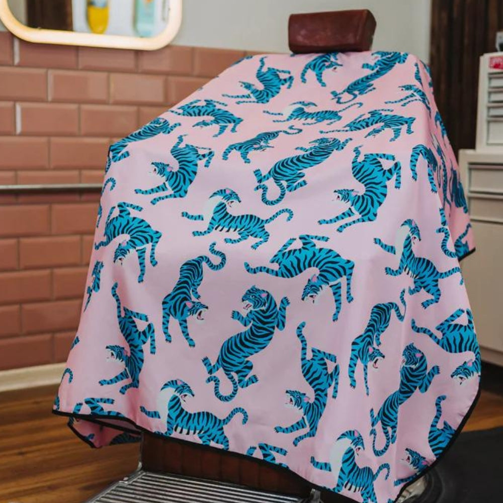 Cape Gang - Cape de barbier "Tiger Blues" col en lycra extensible et fermetures à boutons-pression (140cm/55" x 160cm/63") - Rose et Bleu