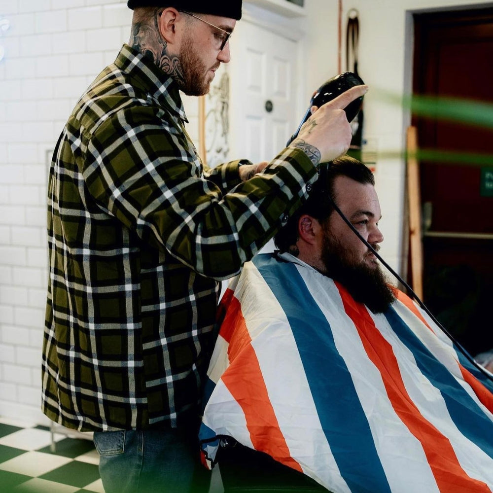 Cape Gang - Cape de barbier "Barber Pole" col en lycra extensible et fermetures à boutons-pression (140cm/55" x 160cm/63") - Bleu, blanc et rouge