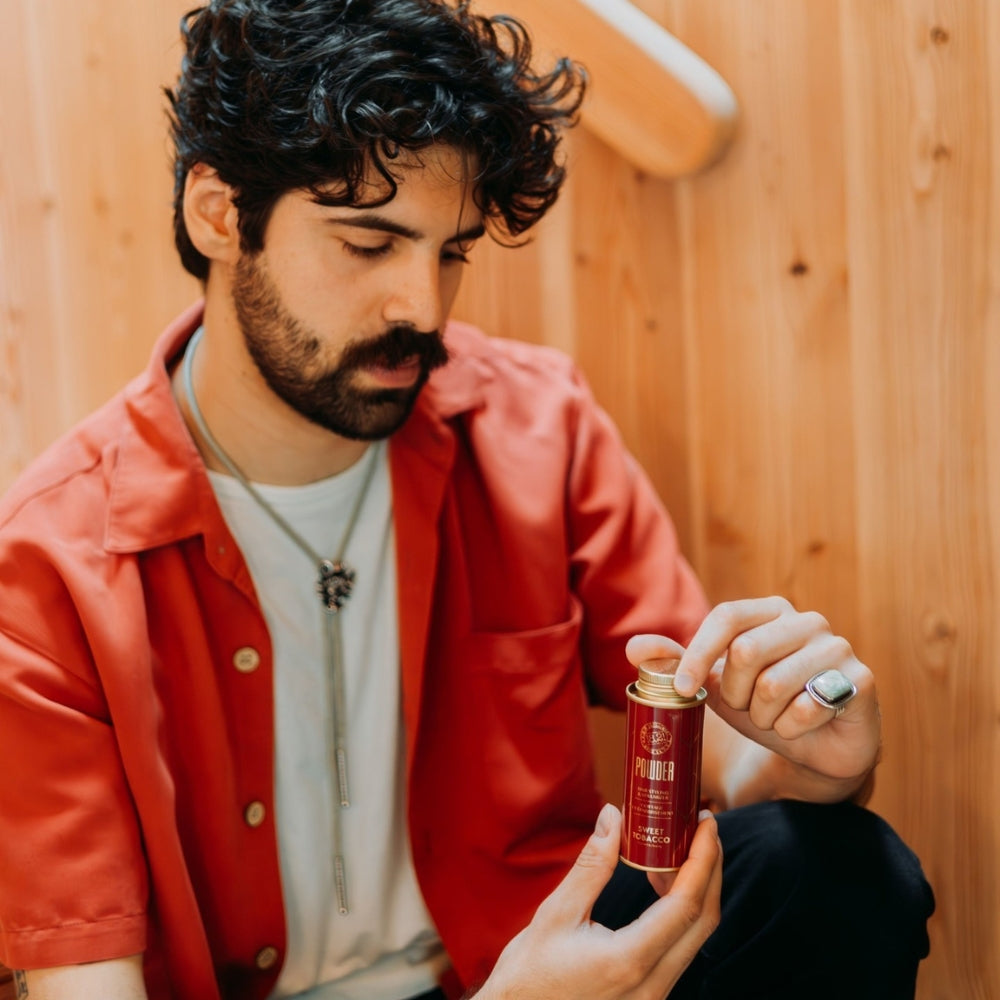 18.21 Man Made - Poudre coiffante et épaississante "Sweet Tobacco Powder" (8g/0.28oz)